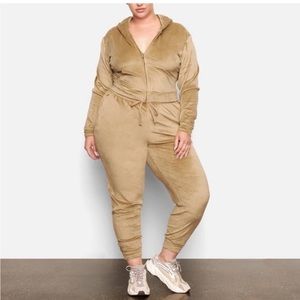 SKIMS Velour Jogger Gold NWT